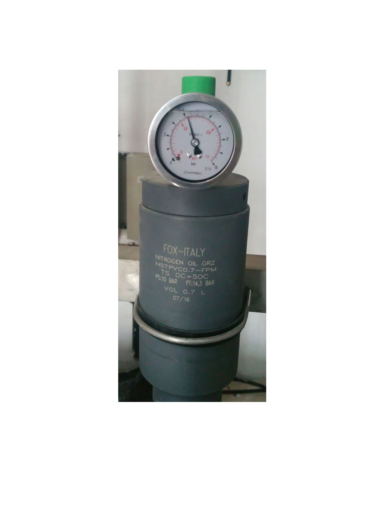 Pulsation dampeners FOX S.r.l. installed on dosing pumps; pulsation difference with and without dampeners